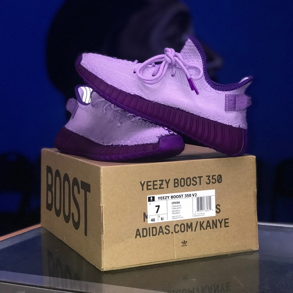 I’m selling a brand new pair of custom yeezys